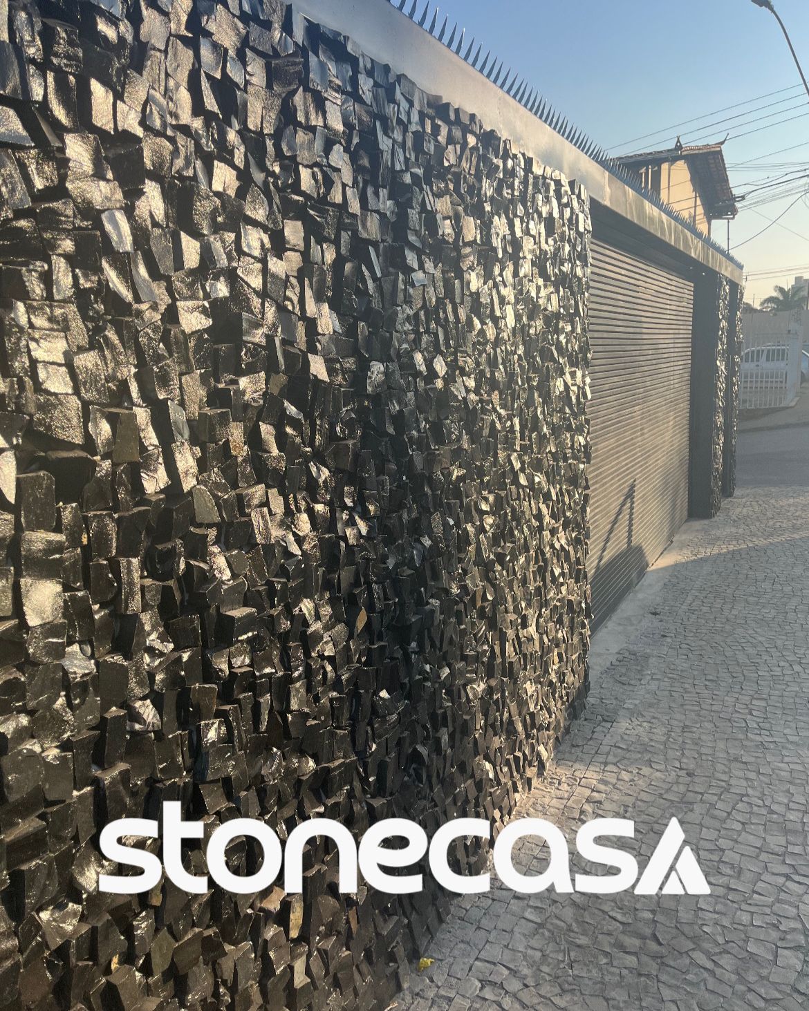 Pedra Portuguesa Preta Natural | Stone Casa Pedra portuguesa preta natural aplicada em calçada externa